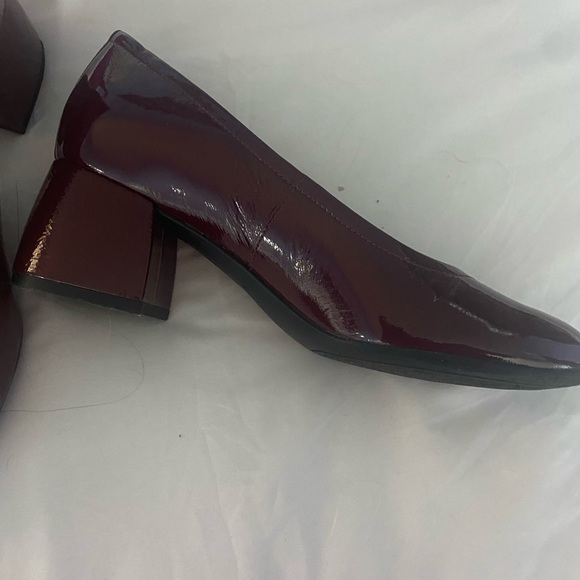 Red Vionic Carmen pumps size 8.5. - Picture 2 of 2